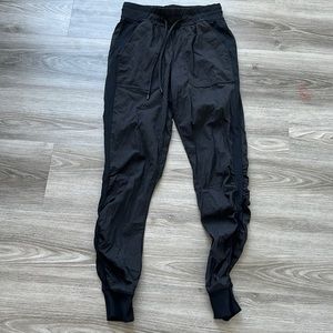 Lulu lined studio pant with rouging on legs